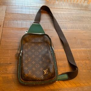 Louis Vuitton (LV) Avenue Slingbag